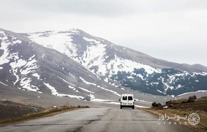 تصویری از یک ماشین سفید در جاده ارمنستان